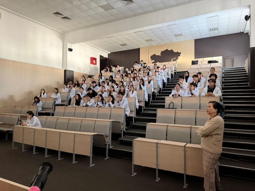 Педиатрия мектебі студенттері